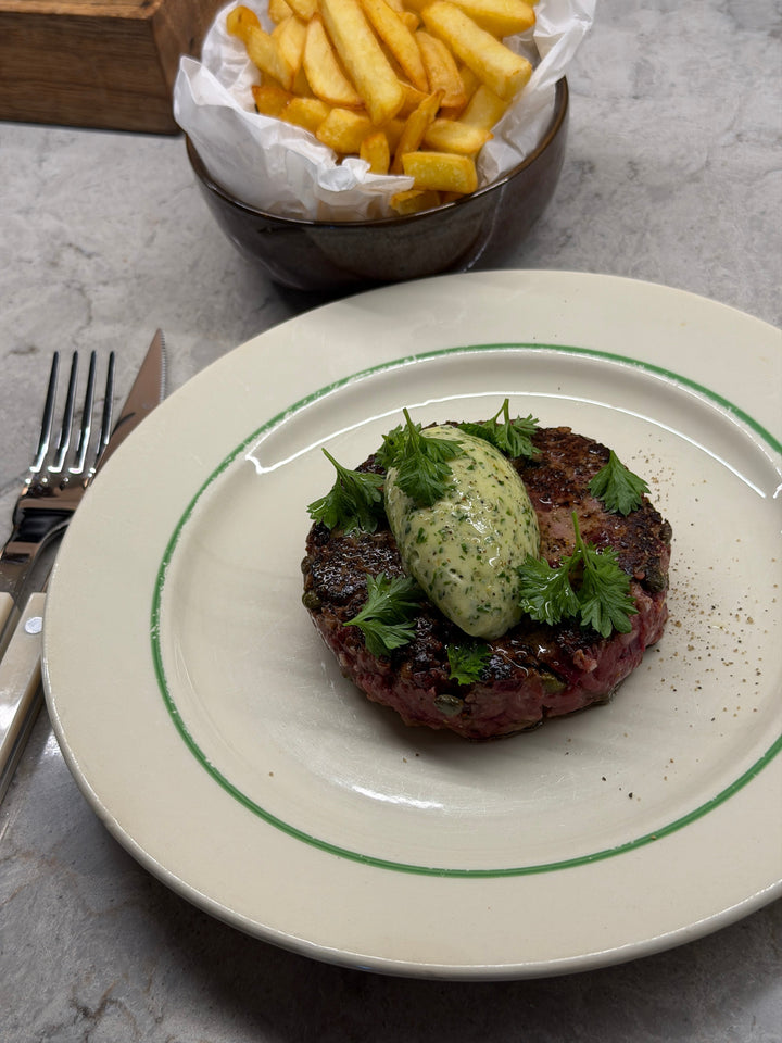 Halstrad råbiff | med vitlöks- och persiljesmör & pommes frites