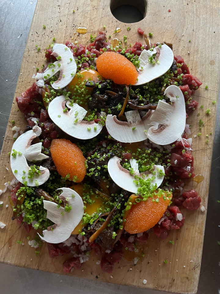Råbiff med löjrom & picklade kantareller