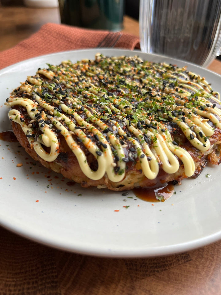 Okonomiyakin (japansk kålpannkaka)
