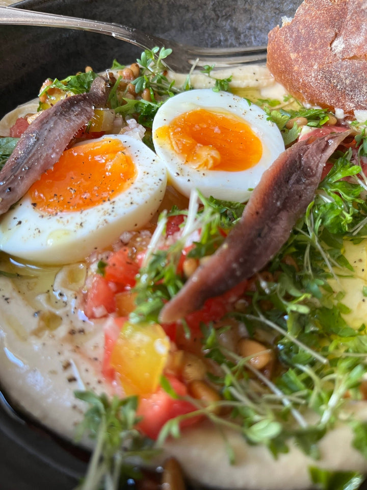 Hummusplate med ägg & sardeller