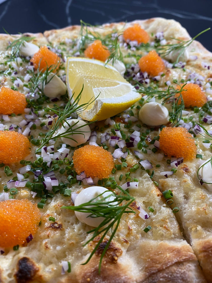 Löjromspizza på köpedeg