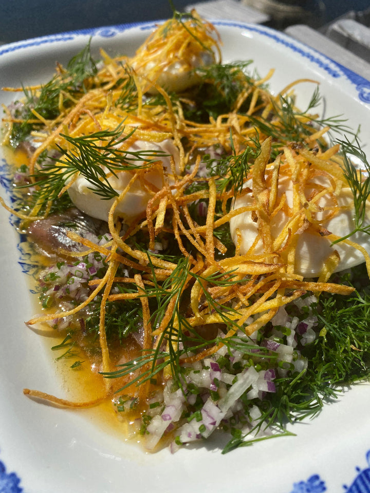 Matjessill med pocherade ägg & allumettepotatis