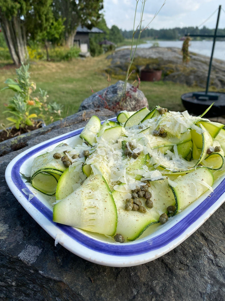 Zucchinisallad med parmesan, citron & kapris