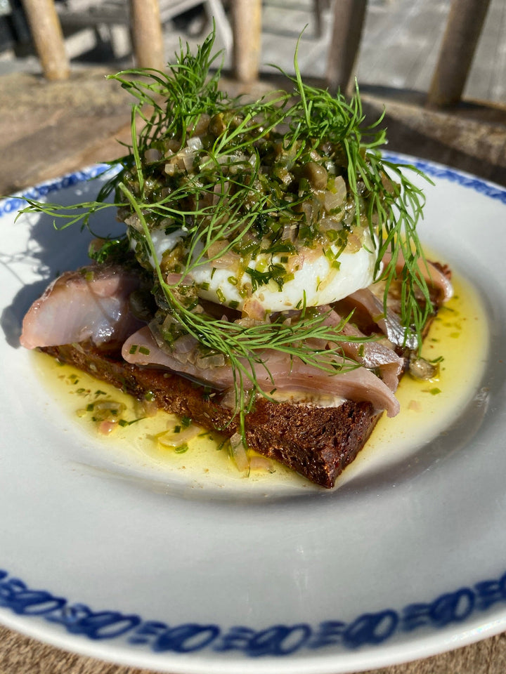 Matjessill på kavring med pocherat ägg