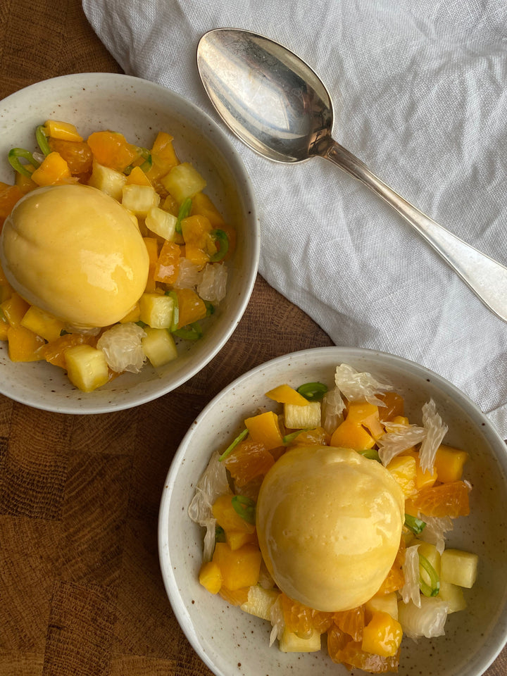 Fruktsallad med mangosorbet och kokossås 🥭 🥥