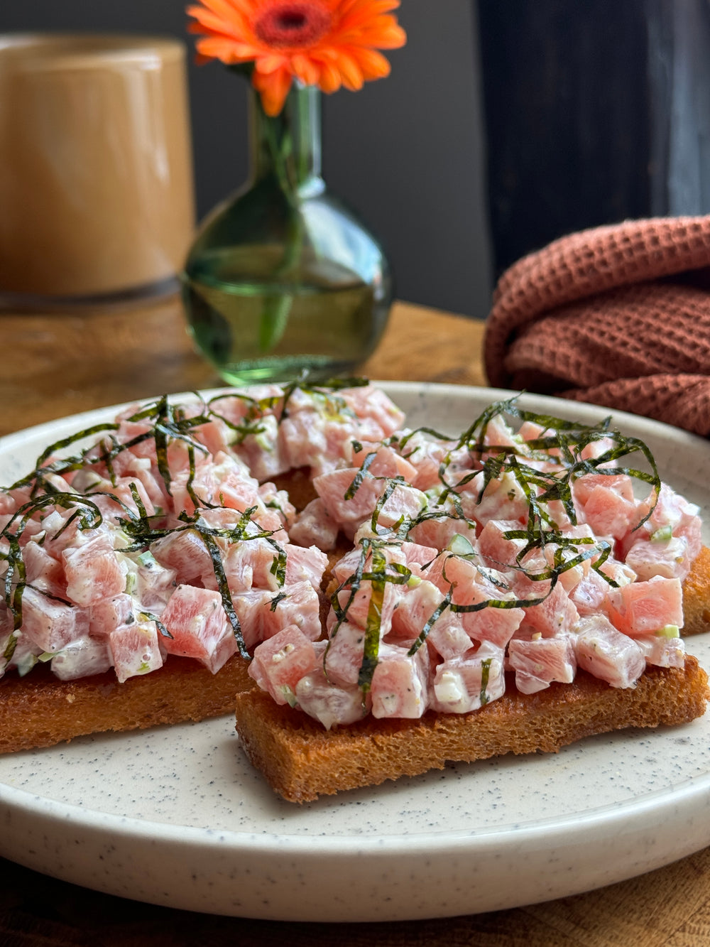 Tonfisktartar på smörstekt krispigt bröd