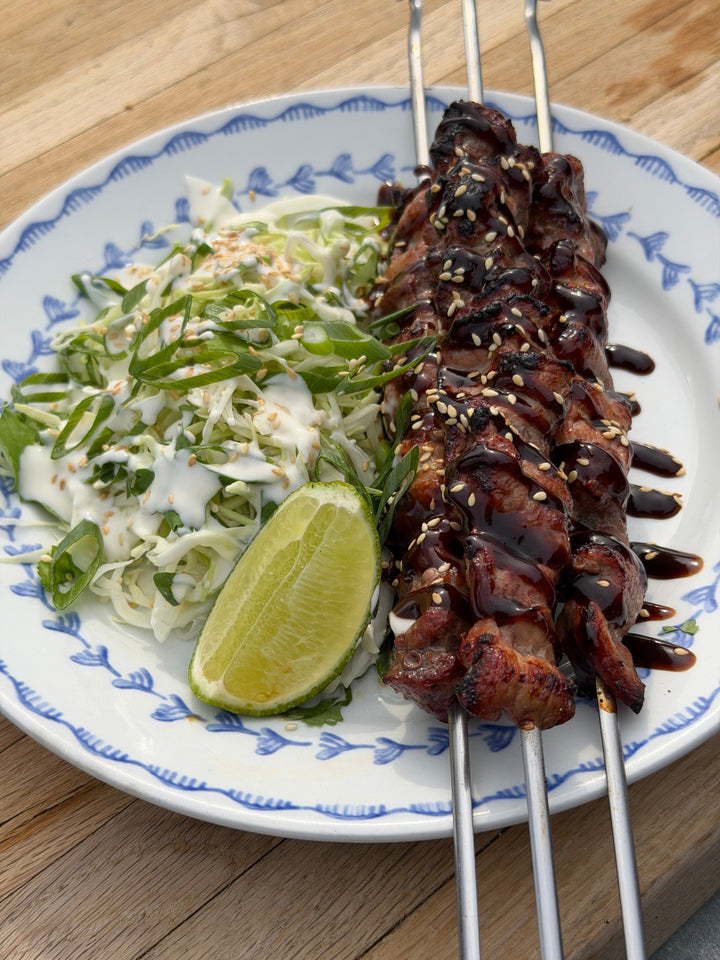 Grillspett på skinkstek med kålsallad, citrusmayo och hoisinglaze med sichuanpeppar