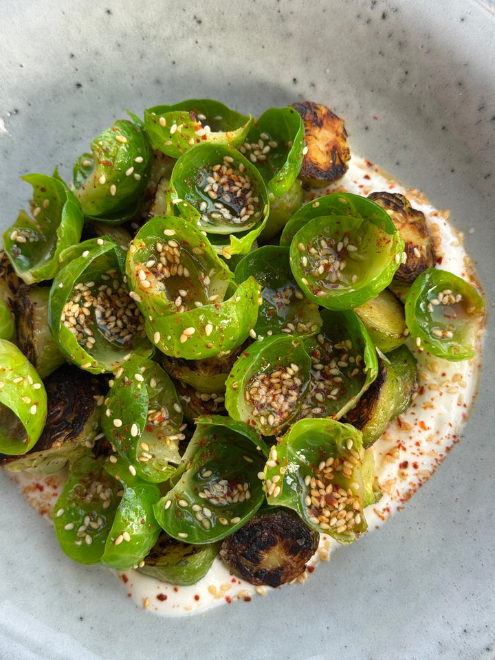 Brysselkål med sesamyoghurt och soja-citronette