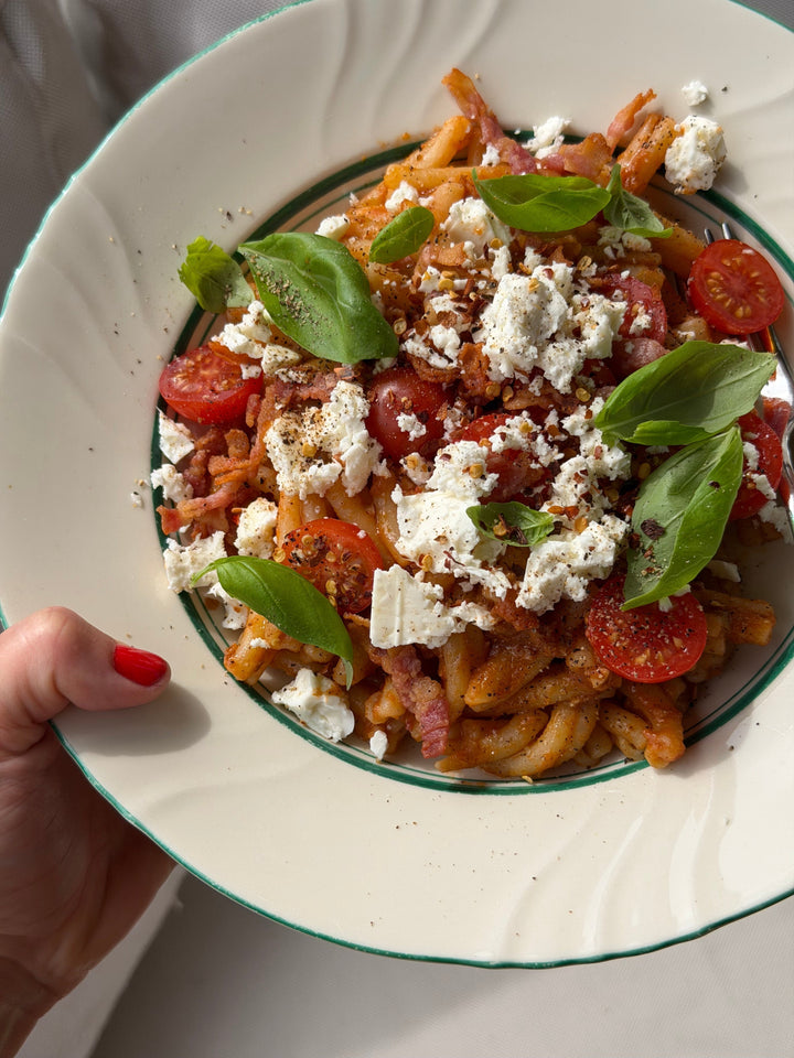 Pasta pesto | med bacon, fetaost & tomater