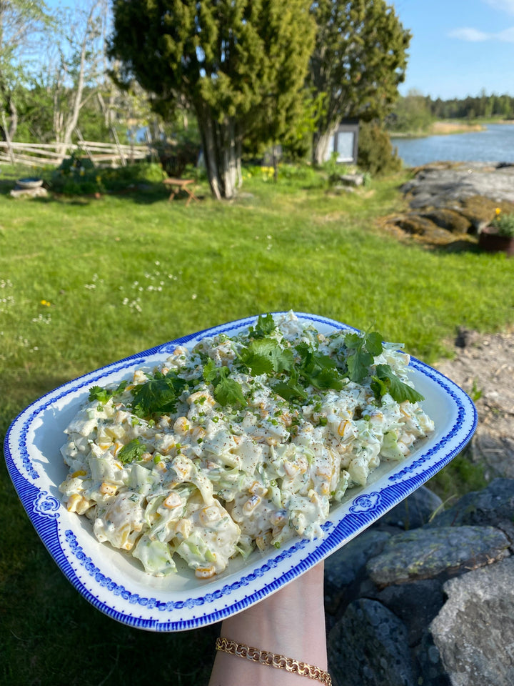 Potatissallad med majs, koriander & dill pickles
