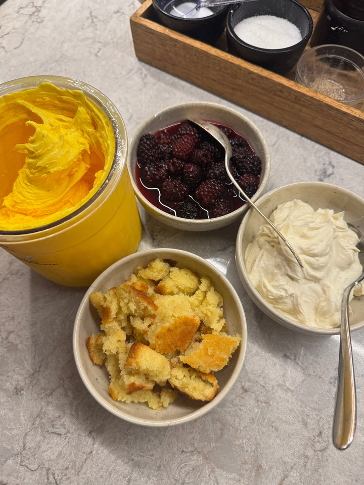 Saffransglass, björnbär, mascarponegrädde och mandelkaka.