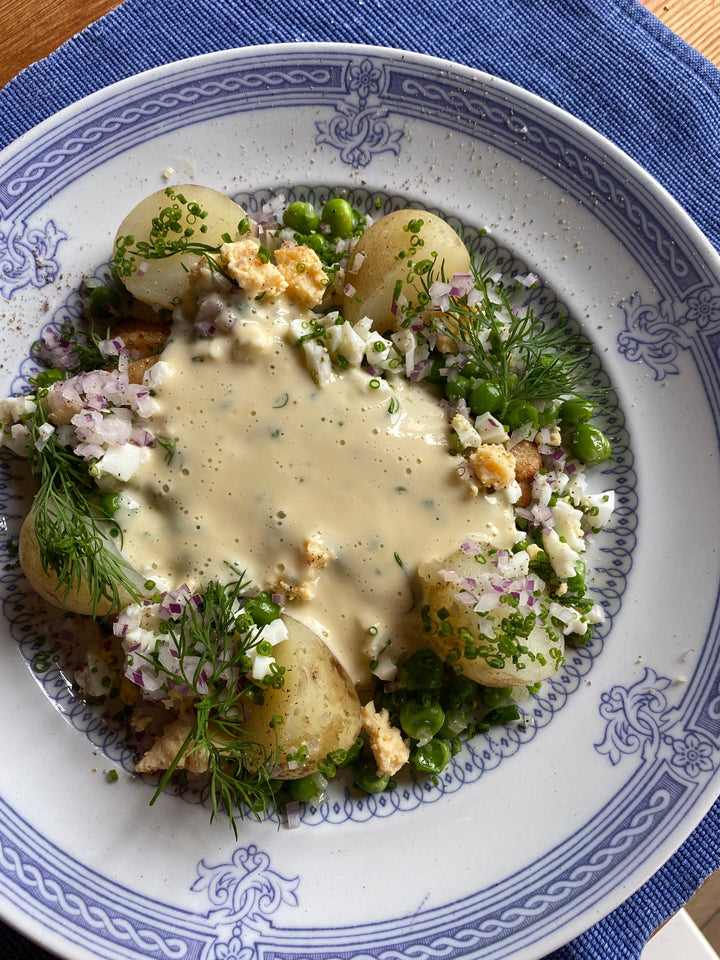 Abborre med sandefjordssås, ansjovis, lök & ägg.