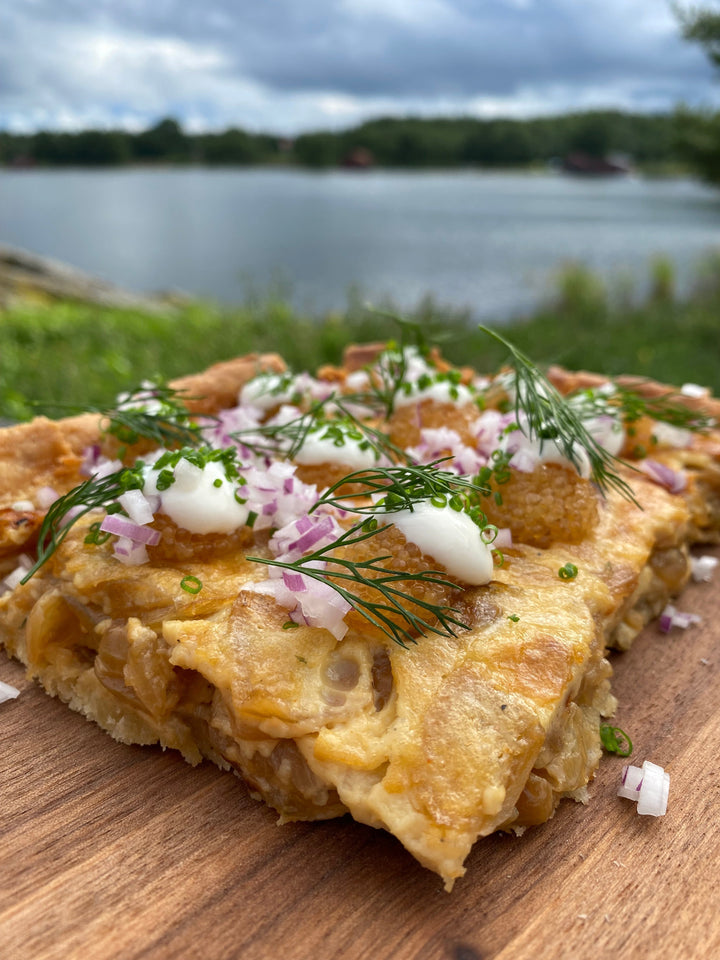 Lökpaj toppad med sikrom & gräddfil! (Bra på kräftskivan 🦞)