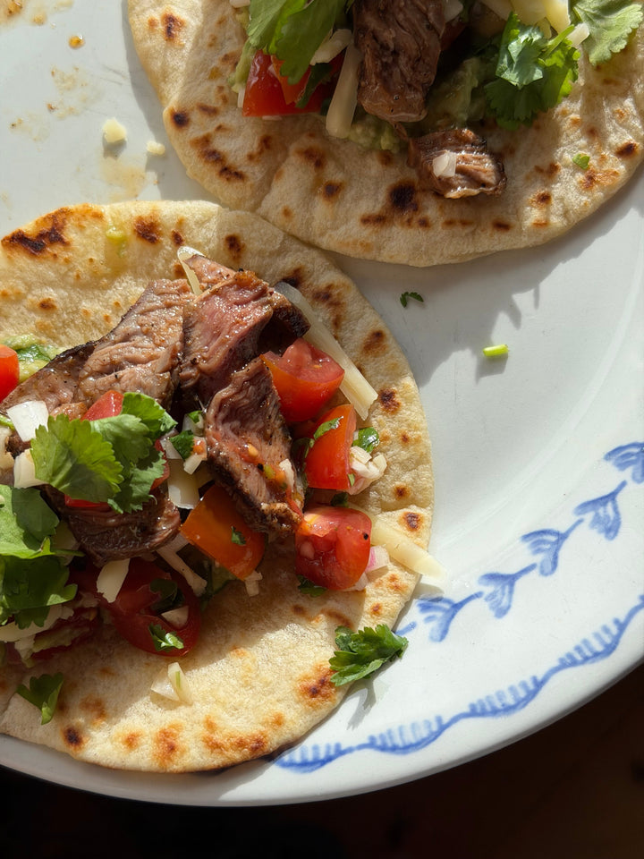 Tacos med grillad entrecote, pico de gallo, guacamole och hemmagjorda vetetortillas