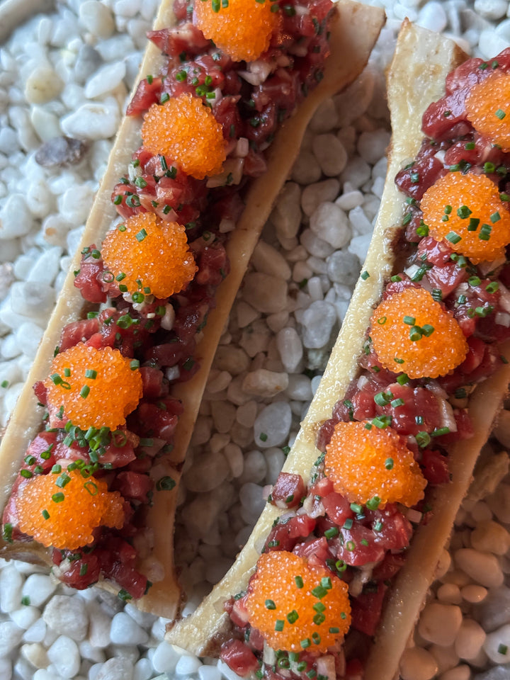 Rostade märgben med tartar & löjrom