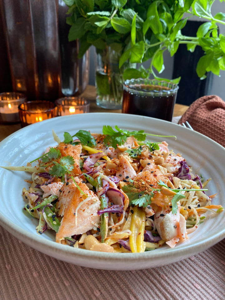 Kålsallad med jordnötsdressing & stekt lax