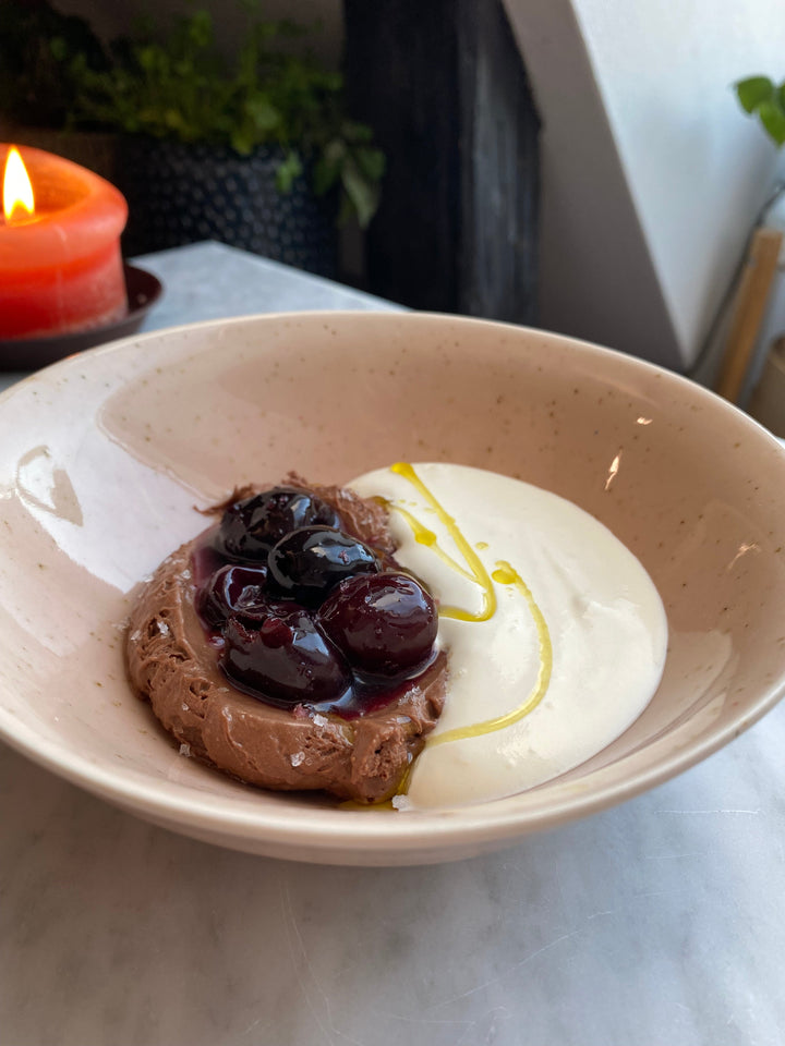 Chokladmousse med inkokta körsbär & lättvispad grädde