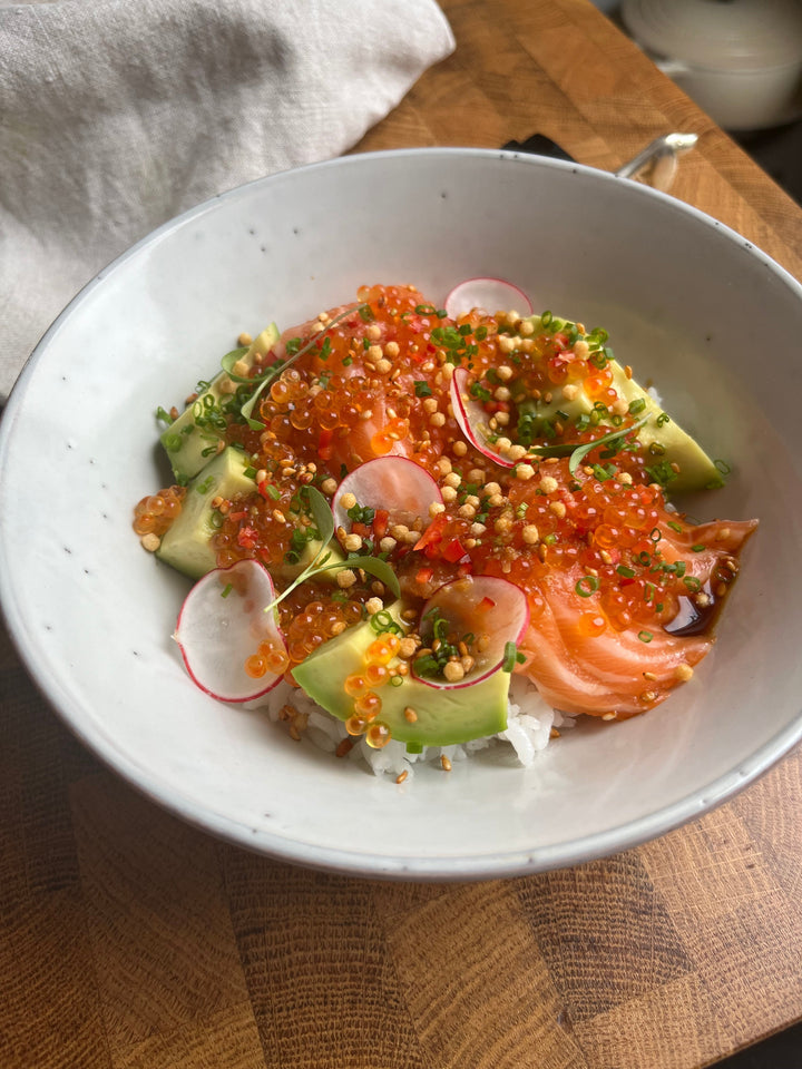 Laxsashimi på ris med avokado, ponzu & forellrom