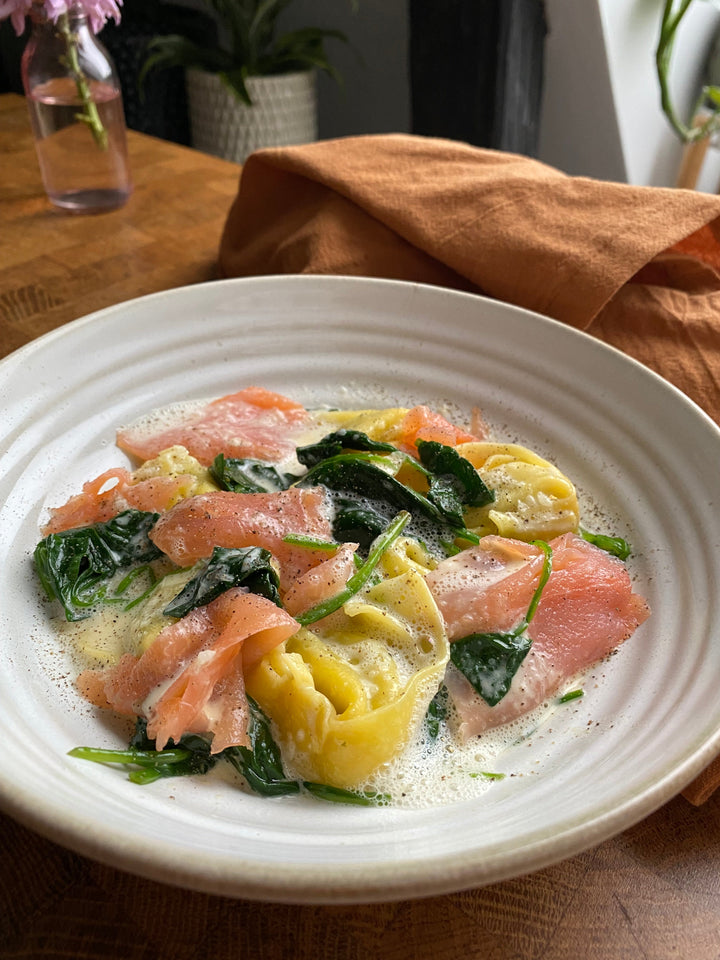 Rimmad lax & tortellini i vitvinssås