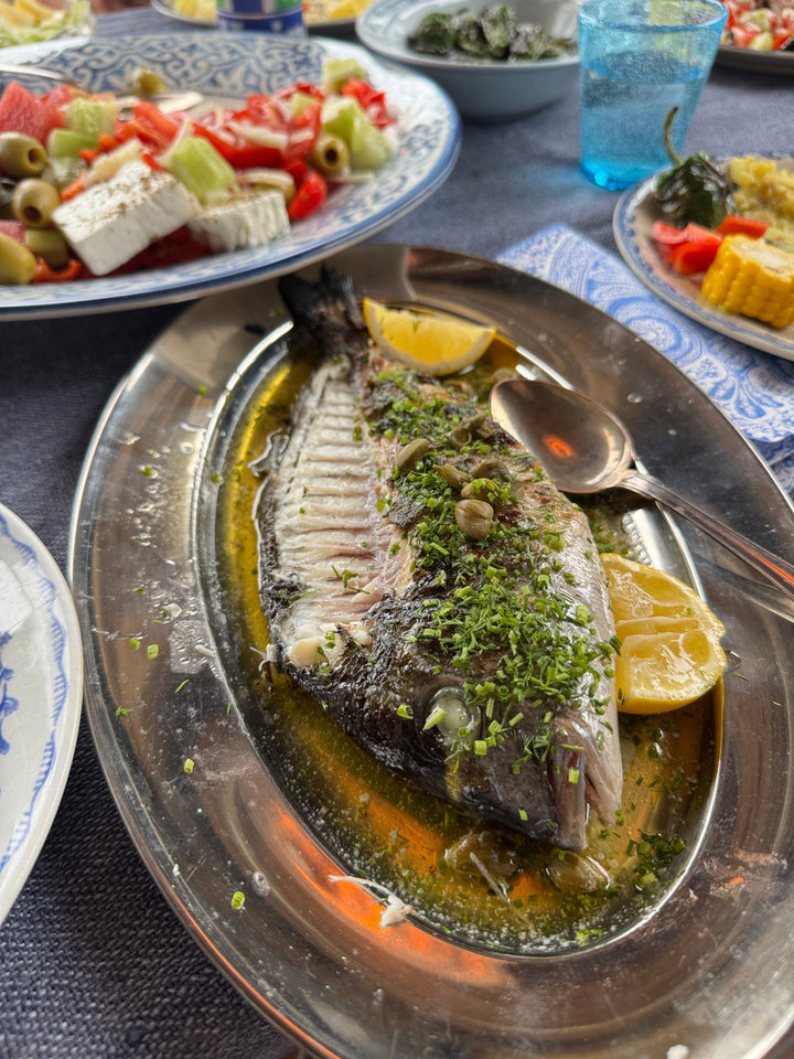Grillad sea bream med smält smör, örter, citron och kapris (Guldsparid)