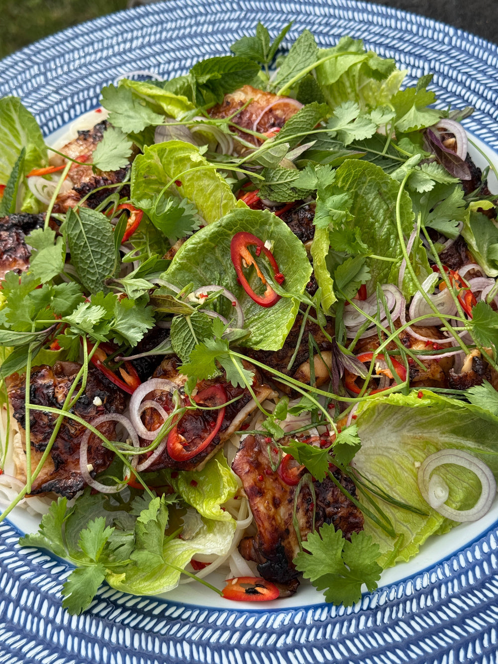 Marinerade kycklinglår med risnudelsallad & nouc cham dressing