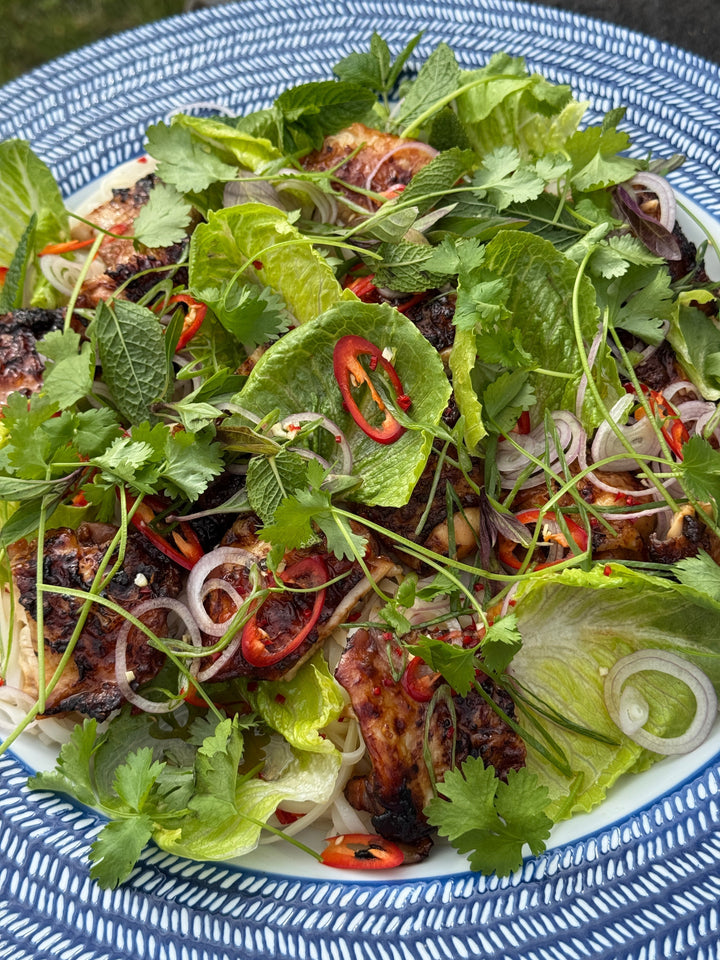 Marinerade kycklinglår med risnudelsallad & nouc cham dressing