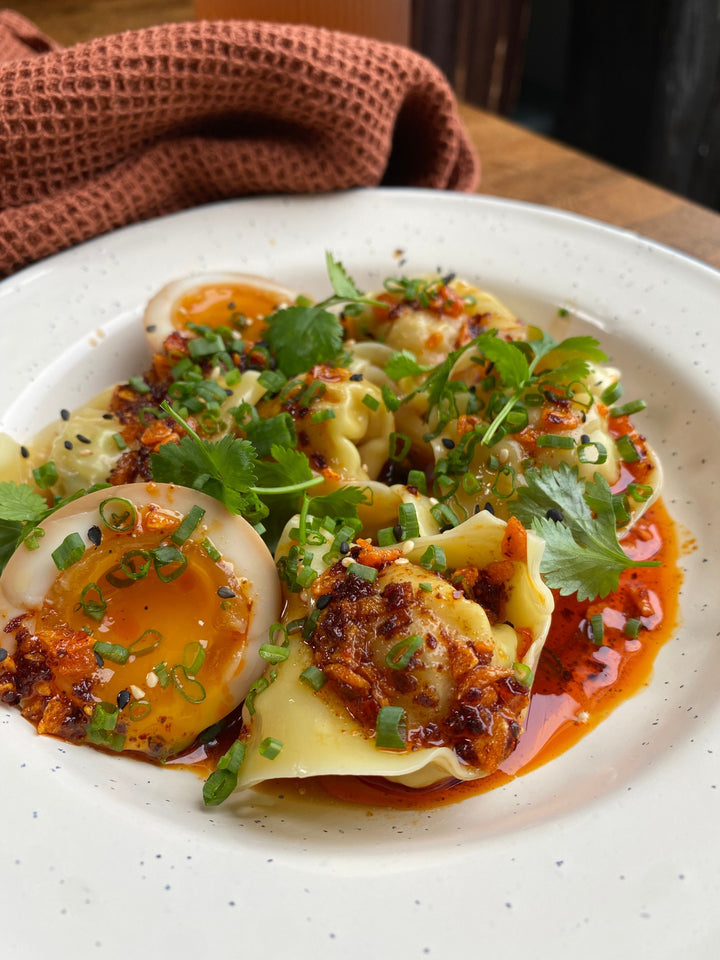 Kycklingwontons med sojapicklade ägg