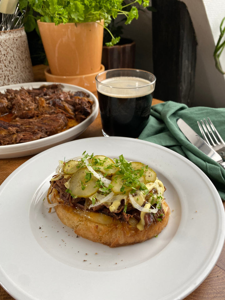 Ölbrässerad högrevsmacka med karameliserad lök, saltgurka och senapsmayo