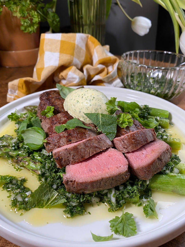 Lammytterfilé med sparris, grönkåls-chimichurri och vitlökssmör