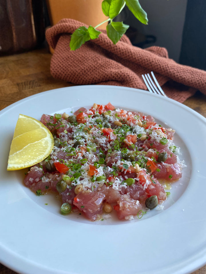 Tonfisktartar med parmesan & pinjenötter