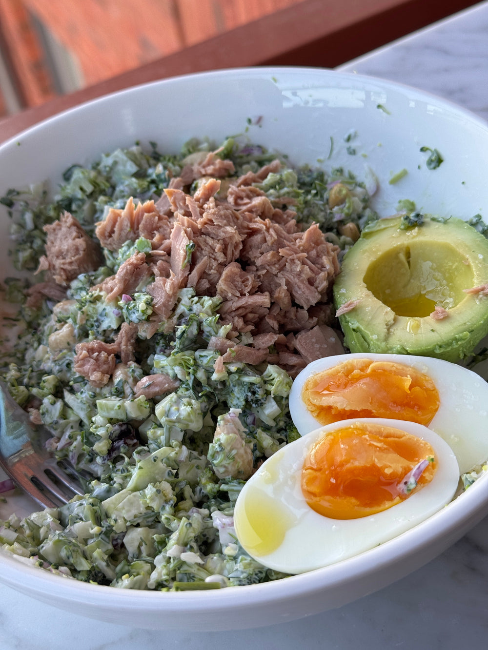 Hackad broccolisallad med tranbär och cashewnötter