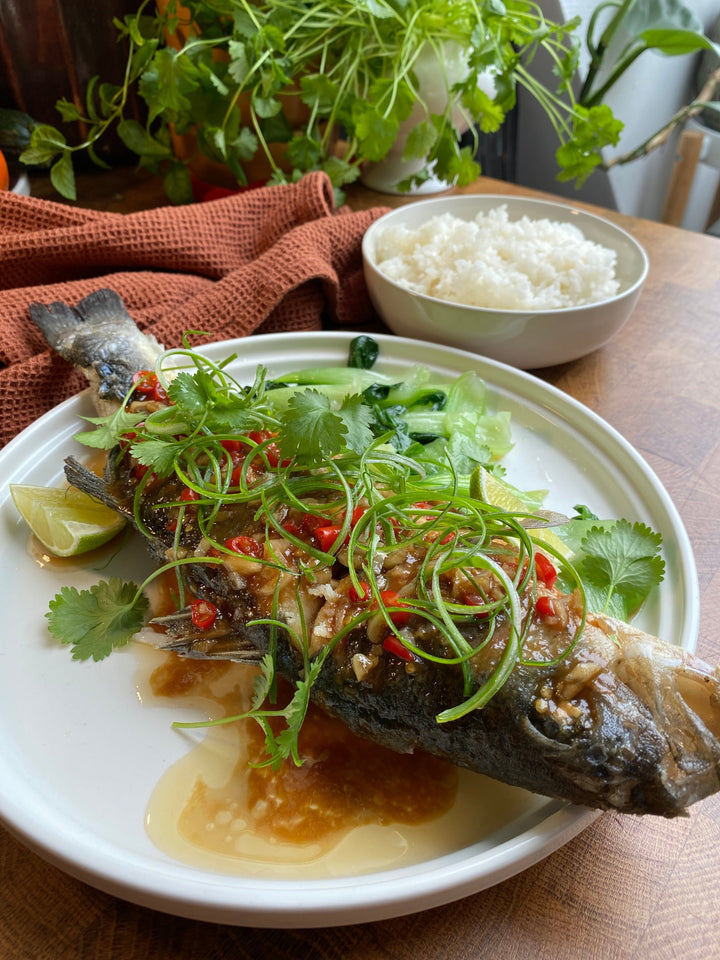 Helfriterad havsaborre med tamarind, vitlök & chili