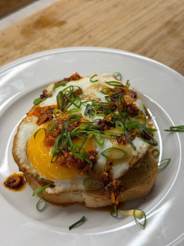 Äggmacka med crispy chili oil, kewpie mayo och avokado!