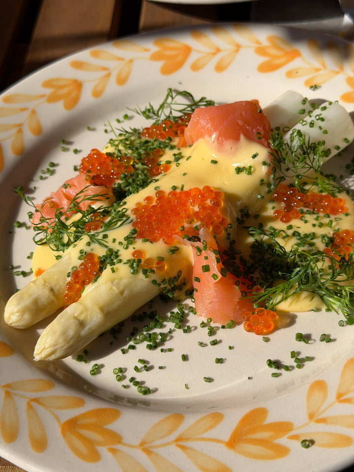 Inkokt vit sparris med hollandaise, kallrökt lax och forellrom
