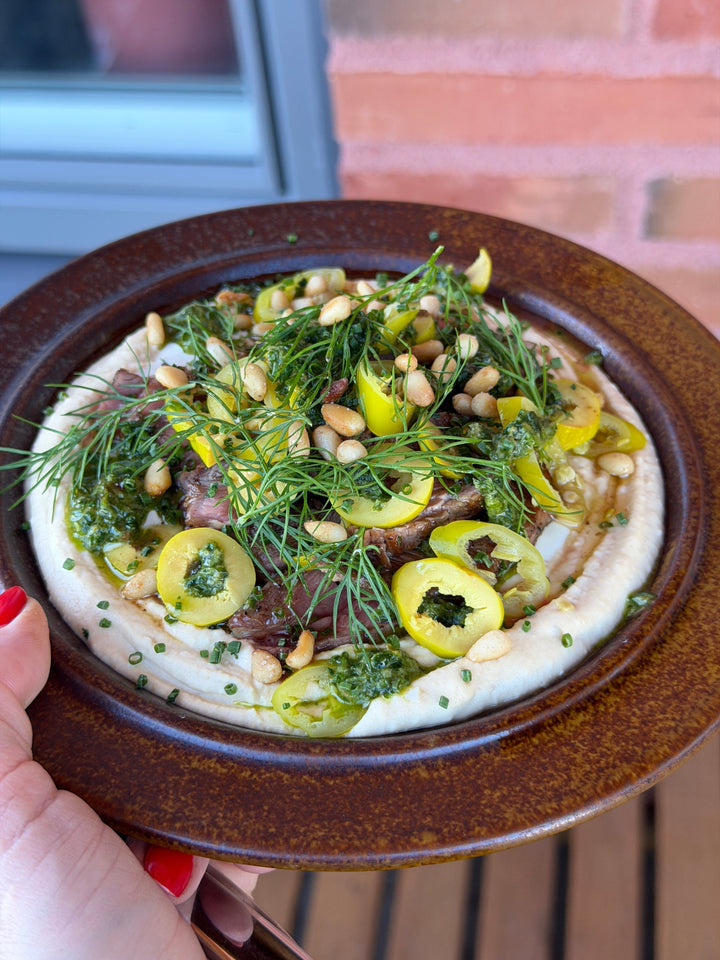 Lammrostbiff | med hummus, tahiniyoghurt och örter