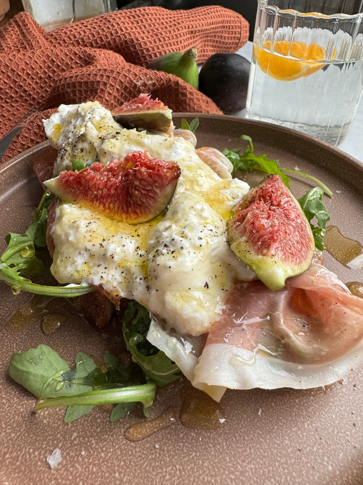 Bruschetta på levainbröd med burrata, prosciutto och fikon